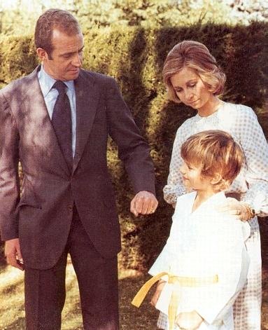 Felipe_with_his_parents_in_1975.JPG