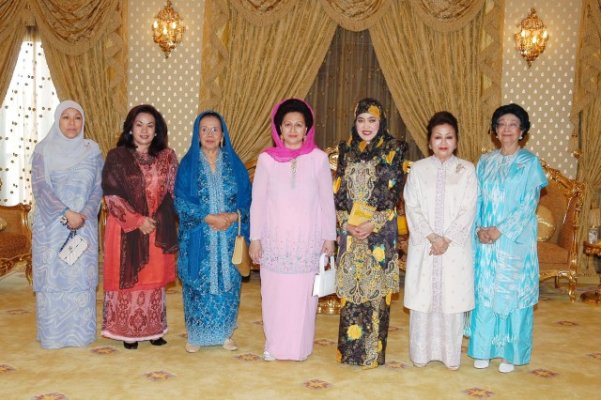 Majlis Santap Tengahari Istana Melawati.4 Family photo.jpg