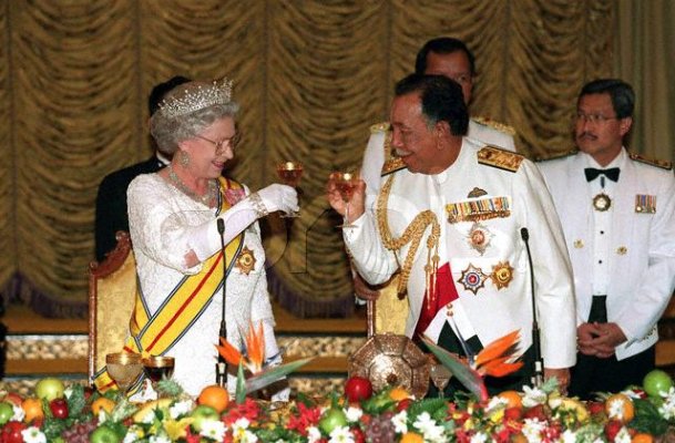 Queen and Tuanku Jaafar 1.jpg