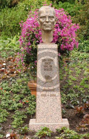 Count Lennart memorial bust.jpg