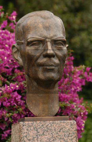 Count Lennart memorial bust3.jpg