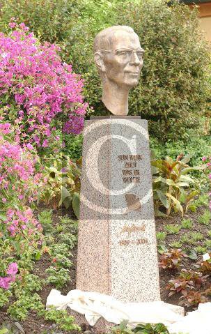 Count Lennart memorial bust4.jpg