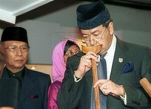 Sultan Selangor lawat Muzium 16 May pameran kayu 1.jpg