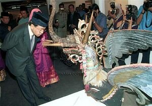 Sultan Selangor lawat Muzium 16 May pameran kayu 2.jpg