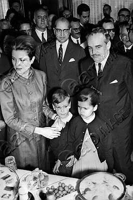 1964_At Palace family.jpg