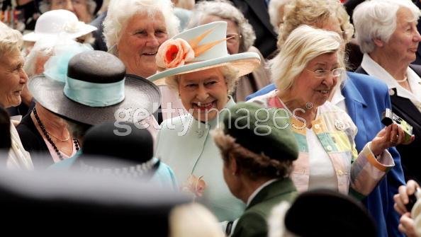 QueencrowdWomenMonument9thJuly.jpg