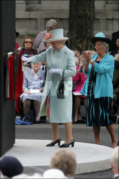 QueenunveilsWomenMonument9thJuly.jpg