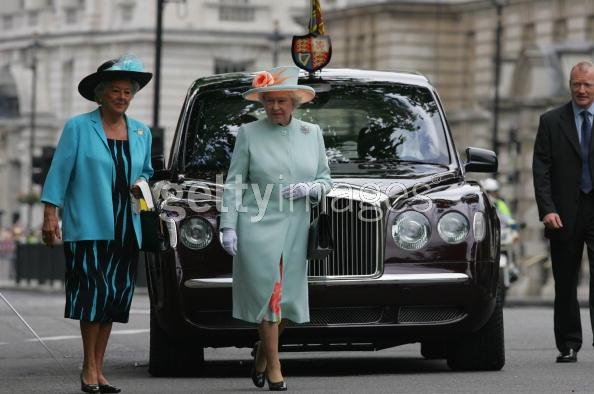 TheQueenarrivalWomenMonument9thJuly.jpg