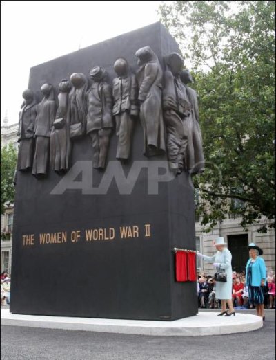 TheQueenMonumentofWomenWWII9thJuly.jpg