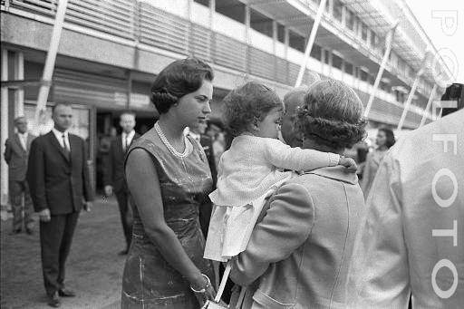 5 Polfoto 24-07-1966 4 Dronning Anne-Marie og prinsesse Alexia ankommer til Kastrup.jpg