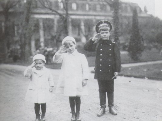 alexeiWithhisGermanCousinsInGermany1910.jpg