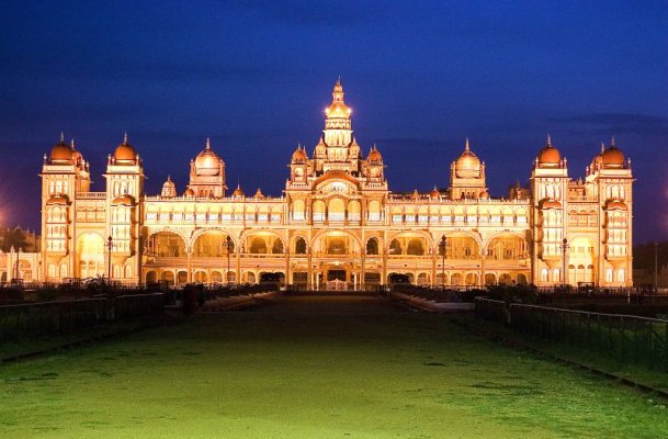 India Mysore, Ambar Vilas Palace (Mysore Palace) owned.jpg