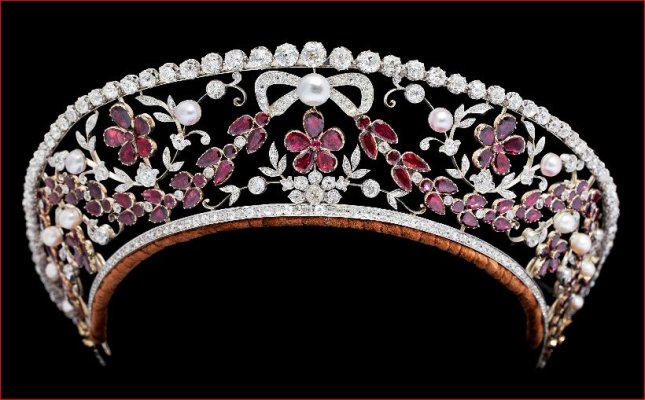 Denmark Princess Viggo Diamond & Garnet Tiara (sold 2012).JPG