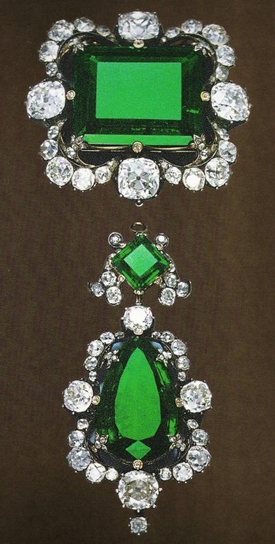 Savoy Queen Margherita Diamond & Emerald Brooch 42 carats.jpg