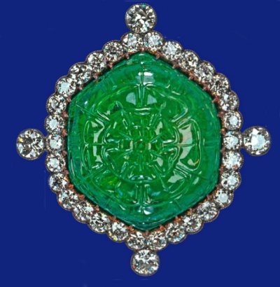 Brooch Ladies of India or Delhi Durbar carved Emerald.jpg