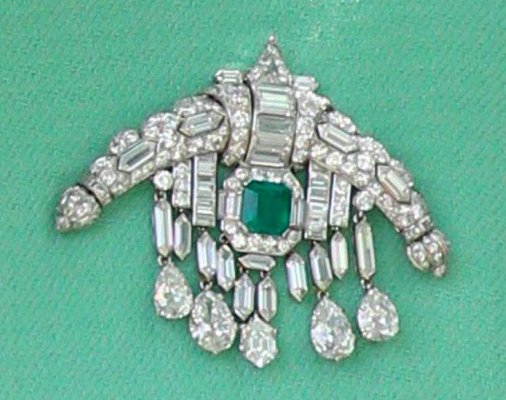Brooch Emerald & Diamonds, unidentified, Ascot 2013.jpg