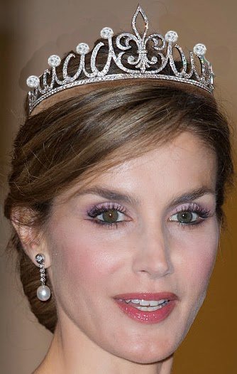 Pearl Fleur de Lys Tiara (2005) by Ansorena for Queen Letizia 3 Kopie.jpg