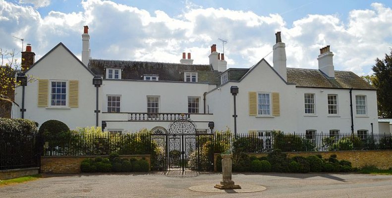 ThatchedHouse_Lodge,_Richmond_Park.jpg