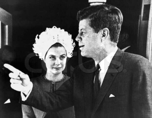 Princess_Grace_and_John_F._Kennedy_at_White_House___1964.jpg