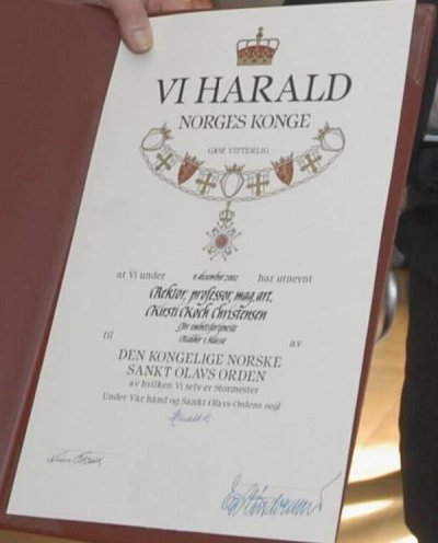 600_St_Olav_Diploma_Harald_V.jpg