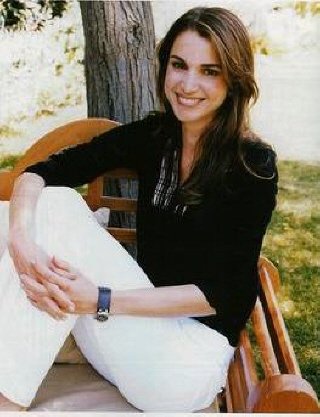 QueenRania+in+Point+de+Vue+04.jpg