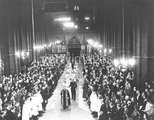 Princess Elizabeth enters Westminister Abbey 2.jpg