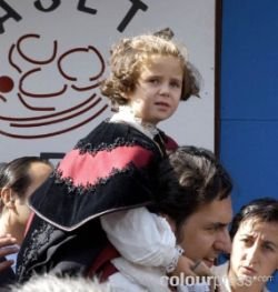 Jamie de Marichalar holds his daughter on his shoulders during their visit to Lugo 10-11-04.jpg