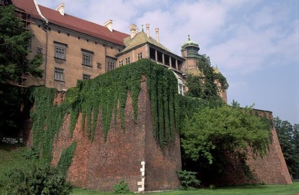 Wawel Castle Krakow 06 castle and garden.JPG