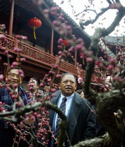 Tuanku Syed Sirajuddin in China-Yu Yuan Garden Shanghai.jpg