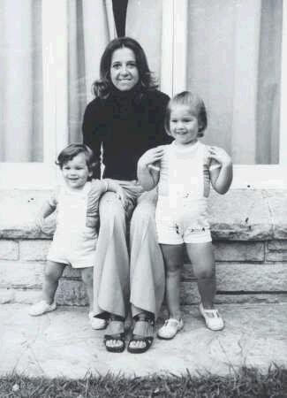 Maxima_at_the_age_of_three_with_her_mum__Maria__and_brother_Martin.JPG