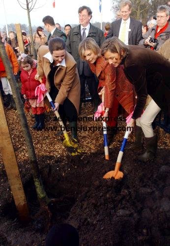 2002__annette_sekreve__houben__laurentien__marilene_van_den_broek__mierlo__scheppen.JPG