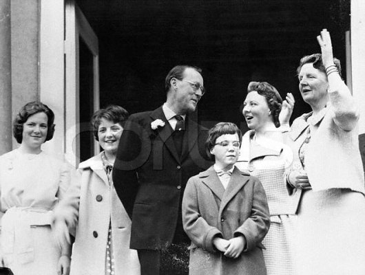 1959_05__Soestdijk___Members_of_Dutch_Royal_Family_Waving.JPG
