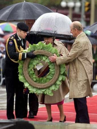 13th - The Queen at the Tomb of the Unknown Soldier in Ottawa.jpg