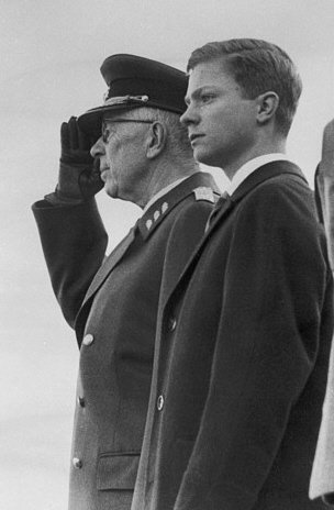 med Gustaf VI Adolf parad apr1963.jpg
