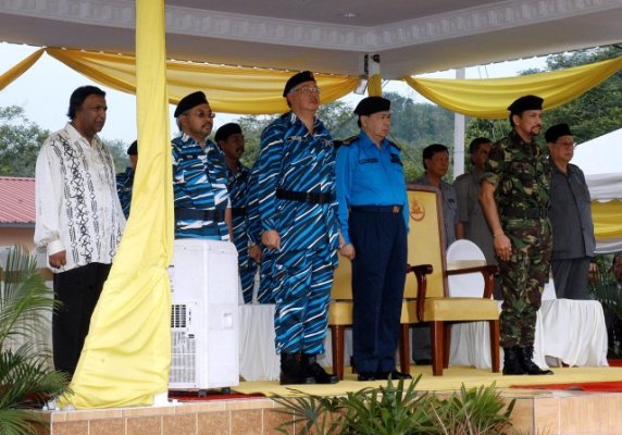 Sultan Brunei at National Service Camp Semenyih 1.jpg