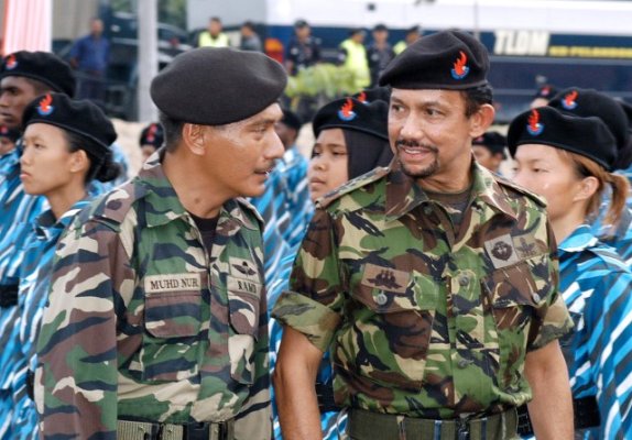 Sultan Brunei at National Service Camp Semenyih 5.jpg