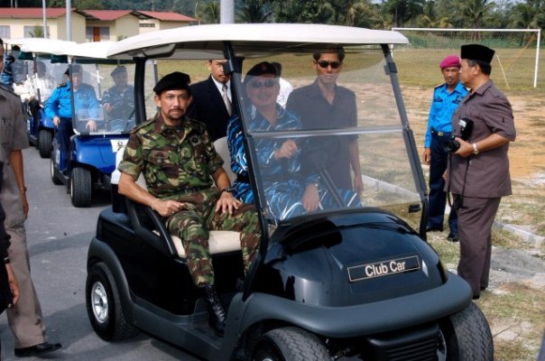 Sultan Brunei at National Service Camp Semenyih  9.jpg