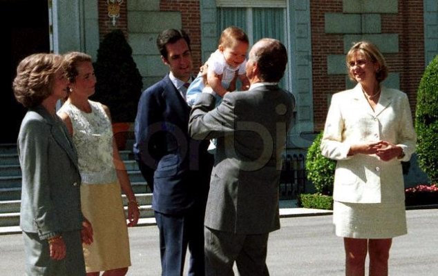 Click image for larger version

Name:	1999_06_24___The_Spanish_Royal_Family_celebrate_St._John__s_Day_at_Zarzuela_Palace.JPG
Views:	763
Size:	50.6 KB
ID:	13576
