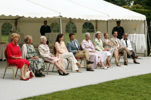 Click image for larger version

Name:	Royal Family at Graasten 2005 2.jpg
Views:	1511
Size:	95.2 KB
ID:	176005
