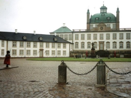 Click image for larger version

Name:	Fredensborg_Palace1.jpg
Views:	274
Size:	55.1 KB
ID:	21040