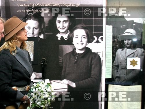 Click image for larger version

Name:	annefrank04.jpg
Views:	131
Size:	40.8 KB
ID:	237660