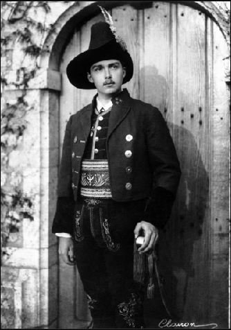Click image for larger version

Name:	Archduke Otto 1936.jpg
Views:	398
Size:	39.6 KB
ID:	278011