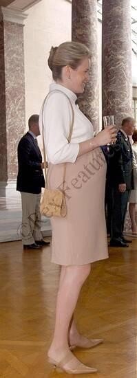 Click image for larger version

Name:	beige purse.jpg
Views:	924
Size:	25.2 KB
ID:	40554