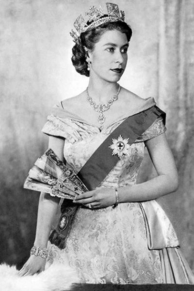 Click image for larger version

Name:	1- First official photo as Queen, July 1952.jpg
Views:	1412
Size:	73.0 KB
ID:	64258
