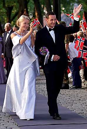 Click image for larger version

Name:	NORWAY_WEDDING_4070a.jpg
Views:	1425
Size:	22.9 KB
ID:	75324
